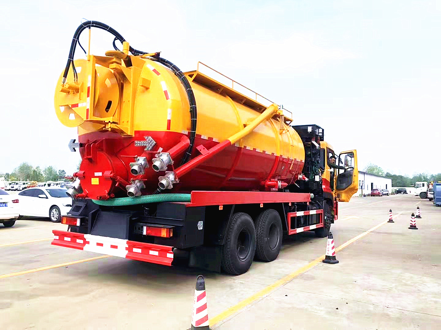 Dongfeng  Vacuum Sewage Suction Truck 3 Axles Faecal Sewage Cleaning and Suction Truck
